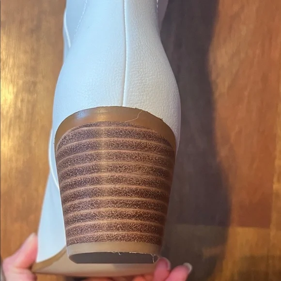 New White Western-Style Women's Boots - Picture 10 of 16